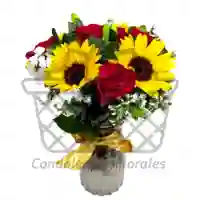 Florero de girasoles y rosas